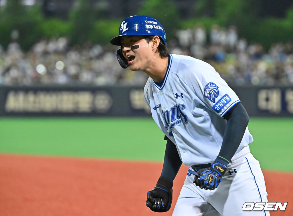 19일 포항야구장에서 2026 신한 SOL KBO 리그 삼성 라이온즈와 KT 위즈의 경기가 열렸다. 홈팀 삼성은 원태인이, 방문팀 KT는 보쉴리가 선발 출전했다. 삼성 라이온즈 구자욱이 4회말 2사 1,3루 유격수 실책으로 세이프된 후 환호하고 있다. 2026.05.19 / foto0307@osen.co.kr