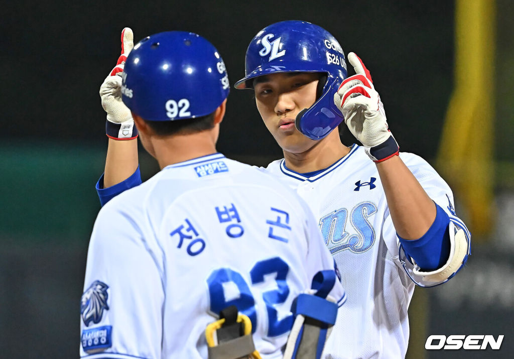 19일 포항야구장에서 2026 신한 SOL KBO 리그 삼성 라이온즈와 KT 위즈의 경기가 열렸다. 홈팀 삼성은 원태인이, 방문팀 KT는 보쉴리가 선발 출전했다. 삼성 라이온즈 이재현이 7회말 무사 2,3루 좌익수 앞 1타점 안타를 치고 세리머니를 하고 있다. 2026.05.19 / foto0307@osen.co.kr