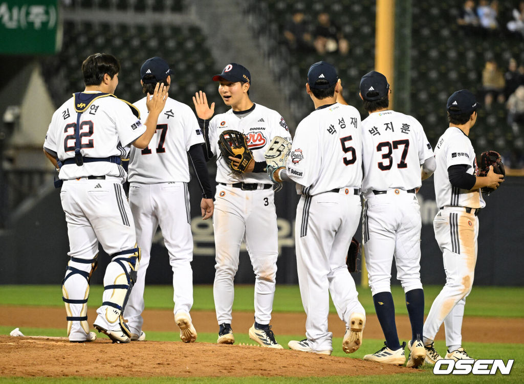 두산이 돌아온 최민석과 타선의 무서운 화력을 앞세워 3연승에 성공했다. 프로야구 두산 베어스는 19일 서울 잠실구장에서 열린 2026 신한 SOL KBO리그 NC 다이노스와의 시즌 3번째 맞대결에서 9-3으로 승리했다. 두산은 3연전 기선제압과 함께 3연승을 질주하며 시즌 21승 1무 22패를 기록했다. 반면 2연패에 빠진 NC는 18승 1무 24패가 됐다. 경기 후 두산 선수들이 승리의 기쁨을 나누고 있다. 2026.05.19 /sunday@osen.co.kr