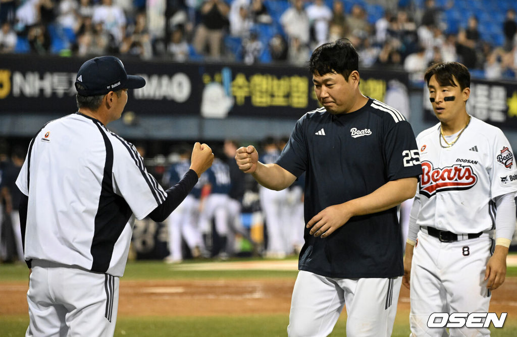 19일 서울 잠실야구장에서 2026 신한 SOL KBO리그 두산 베어스와 NC 다이노스의 경기가 열렸다.이날 두산은 최민석, NC는 테일러를 선발로 내세웠다.경기 종료 후 두산 양의지, 손아섭이 김원형 감독과 승리의 기쁨을 나누고 있다. 2026.05.19 /sunday@osen.co.kr