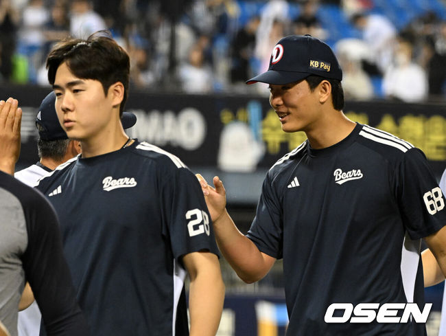 [OSEN=잠실, 이대선 기자] 19일 서울 잠실야구장에서 2026 신한 SOL KBO리그 두산 베어스와 NC 다이노스의 경기가 열렸다.이날 두산은 최민석, NC는 테일러를 선발로 내세웠다.경기 종료 후 두산 최민석이 김원형 감독과 승리의 기쁨을 나누고 있다. 2026.05.19 /sunday@osen.co.kr