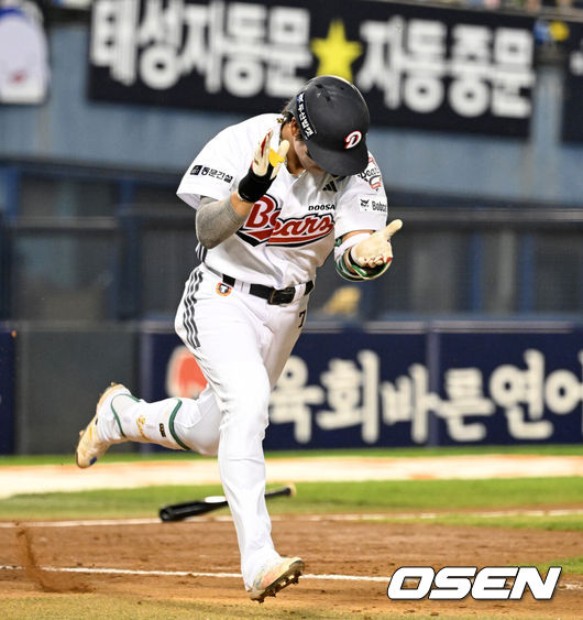 [OSEN=잠실, 이대선 기자] 19일 서울 잠실야구장에서 2026 신한 SOL KBO리그 두산 베어스와 NC 다이노스의 경기가 열렸다.이날 두산은 최민석, NC는 테일러를 선발로 내세웠다.6회말 2사 만루에서 두산 박찬호가 좌중간 3타점 적시 2루타를 치고 환호하고 있다. 2026.05.19 /sunday@osen.co.kr