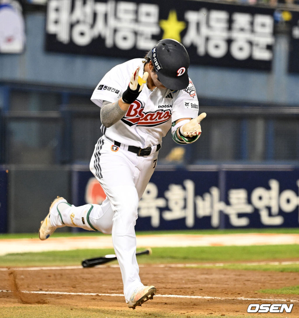 19일 서울 잠실야구장에서 2026 신한 SOL KBO리그 두산 베어스와 NC 다이노스의 경기가 열렸다.이날 두산은 최민석, NC는 테일러를 선발로 내세웠다.6회말 2사 만루에서 두산 박찬호가 좌중간 3타점 적시 2루타를 치고 환호하고 있다. 2026.05.19 /sunday@osen.co.kr