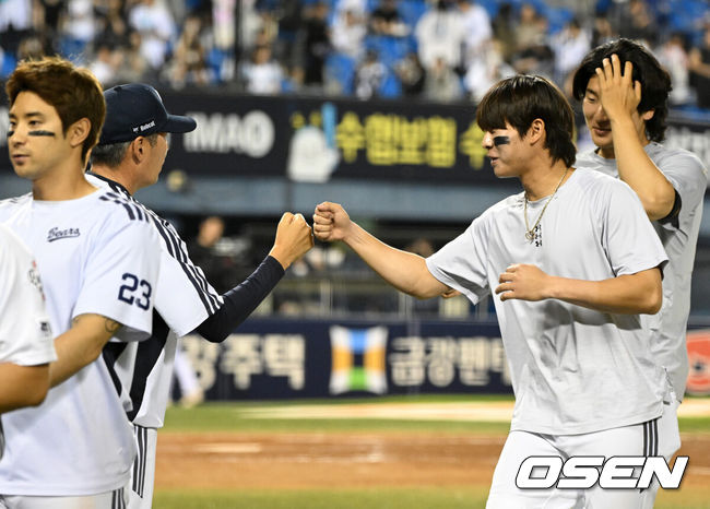 [OSEN=잠실, 이대선 기자] 19일 서울 잠실야구장에서 2026 신한 SOL KBO리그 두산 베어스와 NC 다이노스의 경기가 열렸다.이날 두산은 최민석, NC는 테일러를 선발로 내세웠다.경기 종료 후 두산 박찬호가 김원형 감독과 승리의 기쁨을 나누고 있다. 2026.05.19 /sunday@osen.co.kr