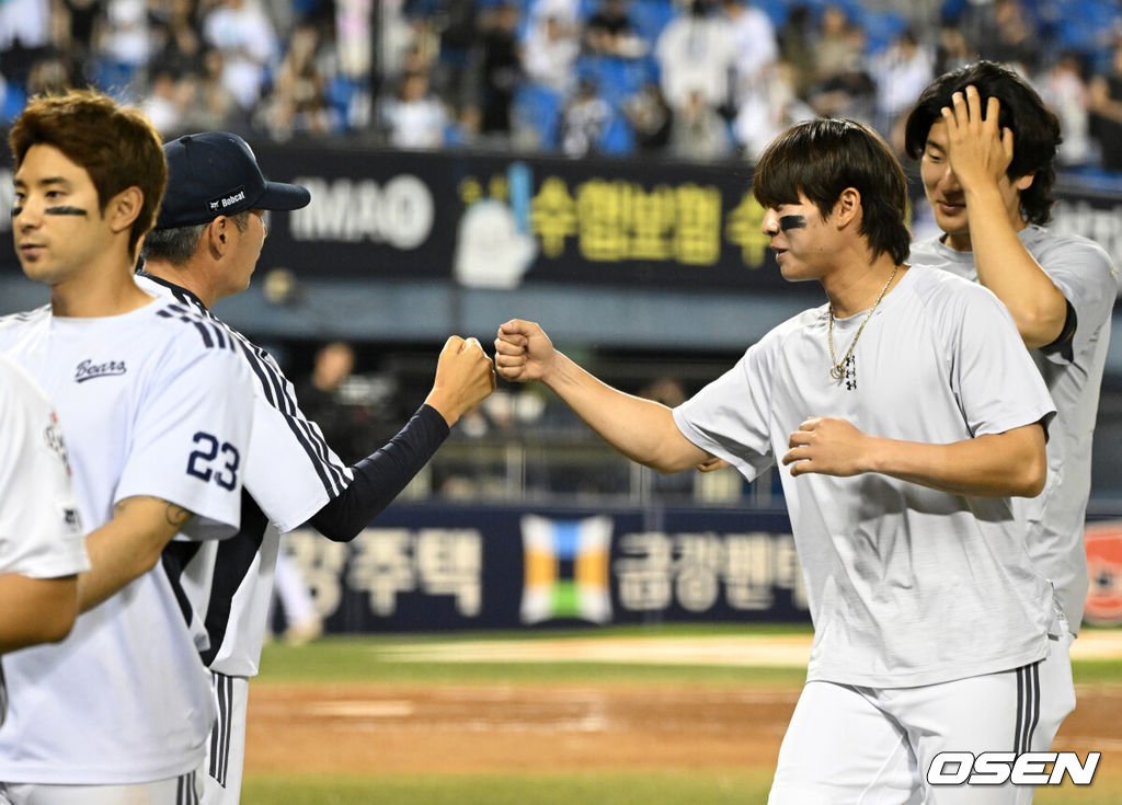 19일 서울 잠실야구장에서 2026 신한 SOL KBO리그 두산 베어스와 NC 다이노스의 경기가 열렸다.이날 두산은 최민석, NC는 테일러를 선발로 내세웠다.경기 종료 후 두산 박찬호가 김원형 감독과 승리의 기쁨을 나누고 있다. 2026.05.19 /sunday@osen.co.kr