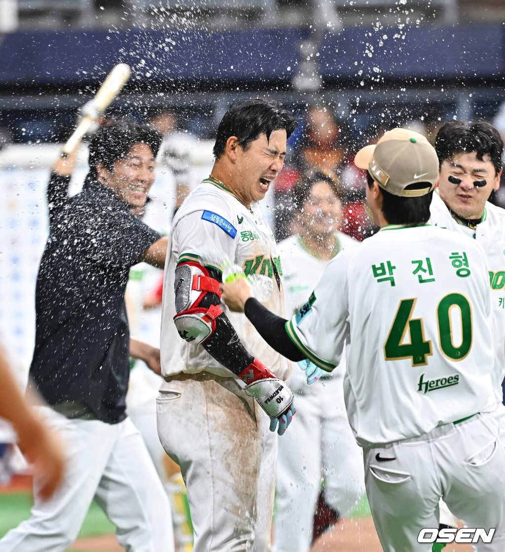 프로야구 키움 히어로즈가 짜릿한 끝내기 승리를 거뒀다. 키움은 19일 서울 고척스카이돔에서 열린 ‘2026 신한은행 SOL Bank KBO리그’ SSG 랜더스와의 경기에서 7-6으로 승리했다. 최근 2연승 행진이다.경기종료 후 키움 김웅빈이 동료들의 축하 물세례를 받고 있다. 2026.05.19 / soul1014@osen.co.kr