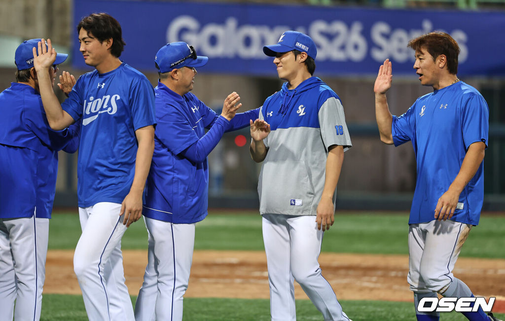 19일 포항야구장에서 2026 신한 SOL KBO 리그 삼성 라이온즈와 KT 위즈의 경기가 열렸다. 홈팀 삼성은 원태인이, 방문팀 KT는 보쉴리가 선발 출전했다. 삼성 라이온즈 박진만 감독이 KT 위즈에 10-2로 승리한 후 구자욱, 원태인, 강민호에게 축하를 하고 있다. 2026.05.19 / foto0307@osen.co.kr