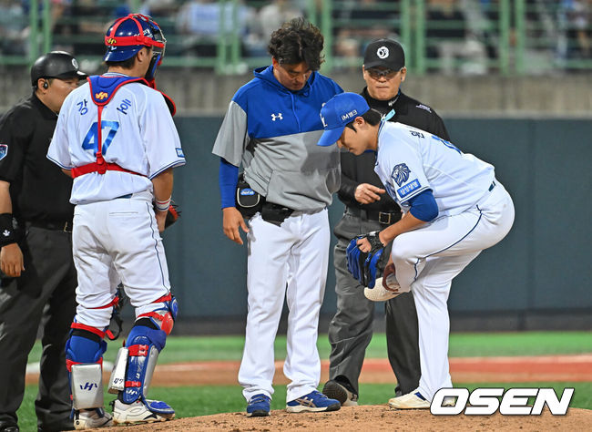 [OSEN=포항, 이석우 기자] 19일 포항야구장에서 2026 신한 SOL KBO 리그 삼성 라이온즈와 KT 위즈의 경기가 열렸다. 홈팀 삼성은 원태인이, 방문팀 KT는 보쉴리가 선발 출전했다. 삼성 라이온즈 선발 투수 원태인이 4회초 다리에 이상을 느껴 풀어주고 있다. 2026.05.19 / foto0307@osen.co.kr