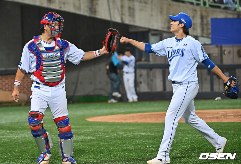 19일 포항야구장에서 2026 신한 SOL KBO 리그 삼성 라이온즈와 KT 위즈의 경기가 열렸다. 홈팀 삼성은 원태인이, 방문팀 KT는 보쉴리가 선발 출전했다. 삼성 라이온즈 선발 투수 원태인이 6회초 2사 3루 KT 위즈 김상수를 2루수 직선타로 잡고 강민호와 하이파이브를 하고 있다. 2026.05.19 / foto0307@osen.co.kr