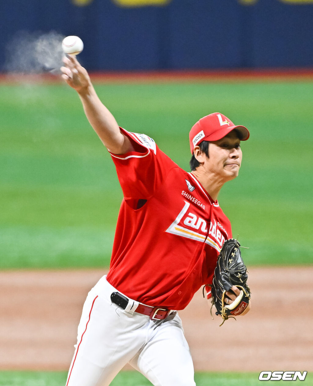 19일 오후 서울 고척스카이돔에서 2026 신한 SOL KBO 리그 키움 히어로즈와 SSG 랜더스의 경기가 진행됐다.이날 경기에서 키움은 박정훈을, SSG는 타케다를 선발투수로 내세웠다.1회말 SSG 선발투수 타케다가 역투하고 있다. 2026.05.19 / soul1014@osen.co.kr
