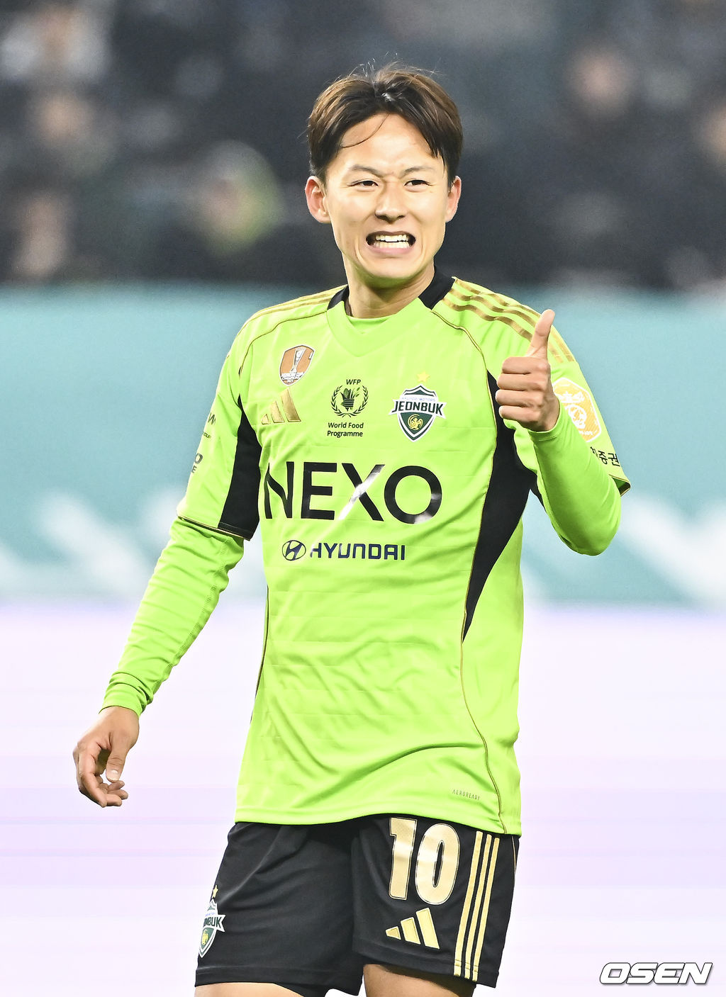 18일 전북 전주월드컵경기장에서 '하나은행 K리그1 2026' 전북 현대와 FC안양의 경기가 진행됐다. FC안양은 개막 3경기 무패로 상승세를 이어가고 있고 3위에 랭크됐다. 반면 디펜딩 챔프 전북 현대는 시즌 첫 승을 위해 3전 4기에 도전한다.후반 전북 현대 이승우가 동료를 향해 엄지손가락을 보이고 있다. 2026.03.18 / soul1014@osen.co.kr