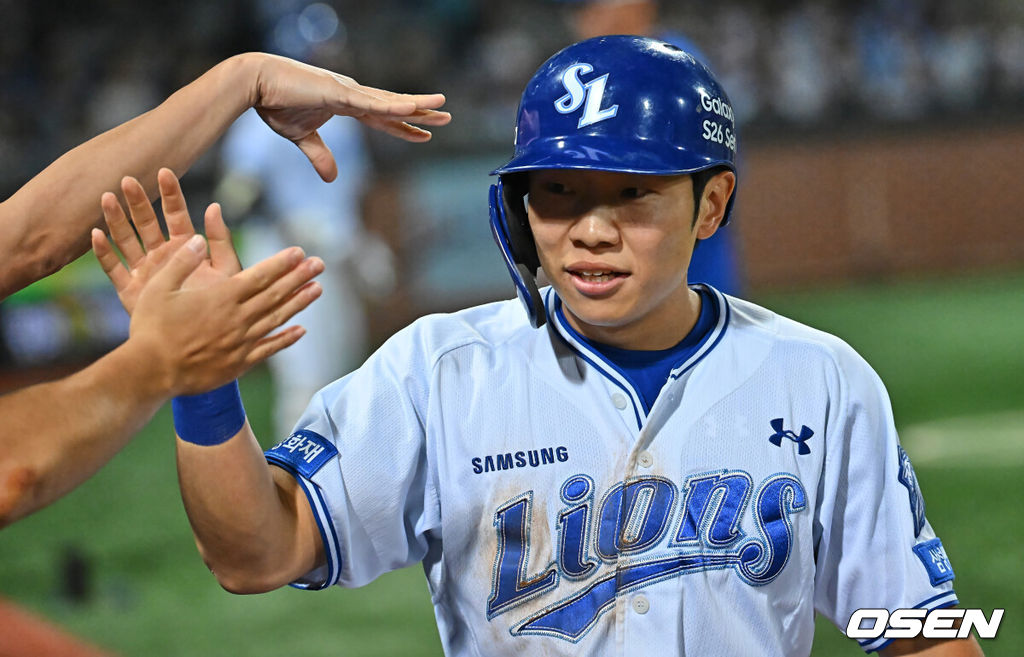 19일 포항야구장에서 2026 신한 SOL KBO 리그 삼성 라이온즈와 KT 위즈의 경기가 열렸다. 홈팀 삼성은 원태인이, 방문팀 KT는 보쉴리가 선발 출전했다. 삼성 라이온즈 김지찬이 7회말 무사 2,3루 이재현의 좌익수 앞 1타점 안타때 득점을 올리고 하이파이브를 하고 있다. 2026.05.19 / foto0307@osen.co.kr