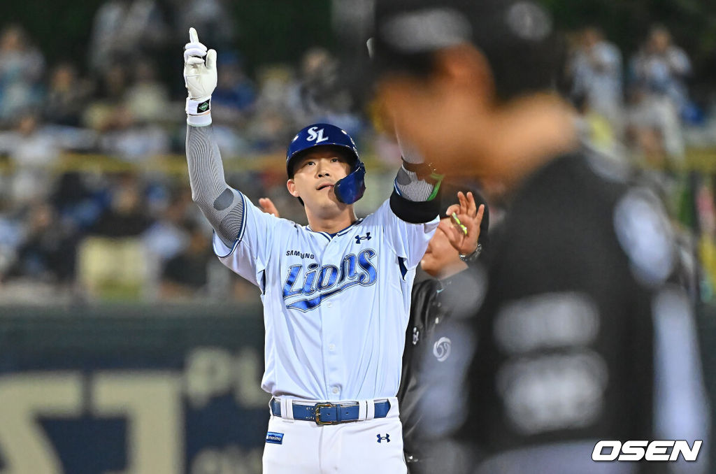 19일 포항야구장에서 2026 신한 SOL KBO 리그 삼성 라이온즈와 KT 위즈의 경기가 열렸다. 홈팀 삼성은 원태인이, 방문팀 KT는 보쉴리가 선발 출전했다. 삼성 라이온즈 전병우가 5회말 1사 좌익수 왼쪽 2루타를 치고 세리머니를 하고 있다. 2026.05.19 / foto0307@osen.co.kr