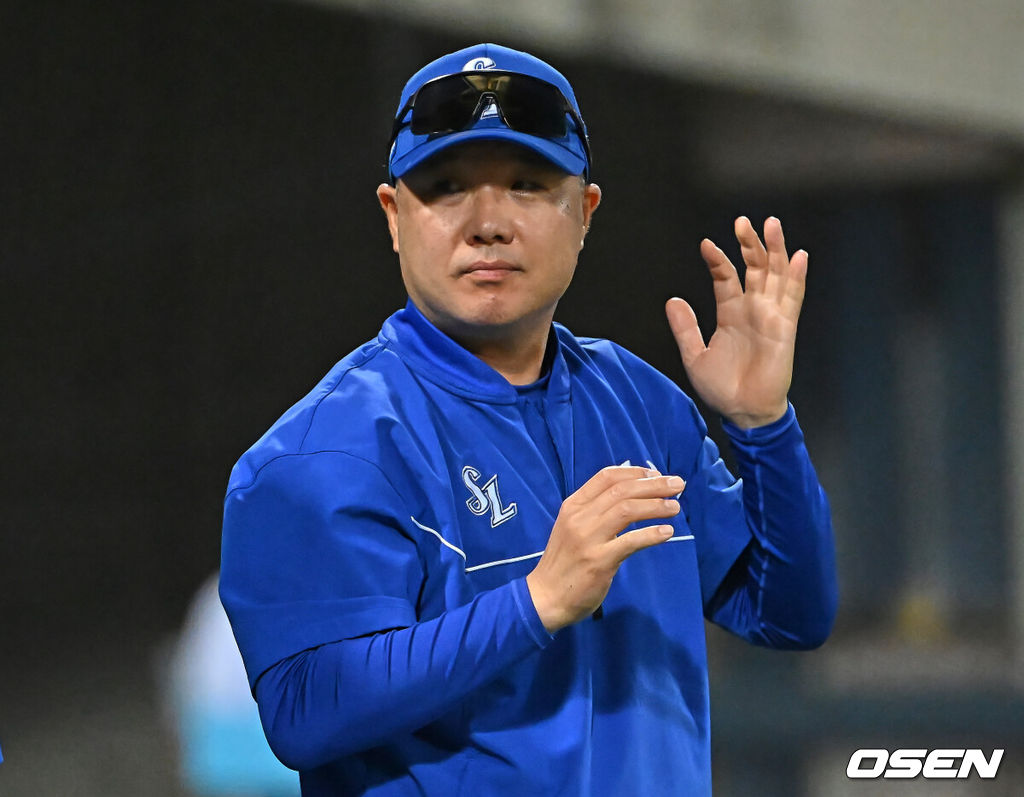 19일 포항야구장에서 2026 신한 SOL KBO 리그 삼성 라이온즈와 KT 위즈의 경기가 열렸다. 홈팀 삼성은 원태인이, 방문팀 KT는 보쉴리가 선발 출전했다. 삼성 라이온즈 박진만 감독이 KT 위즈에 10-2로 승리한 후 선수들에게 축하를 하고 있다. 2026.05.19 / foto0307@osen.co.kr
