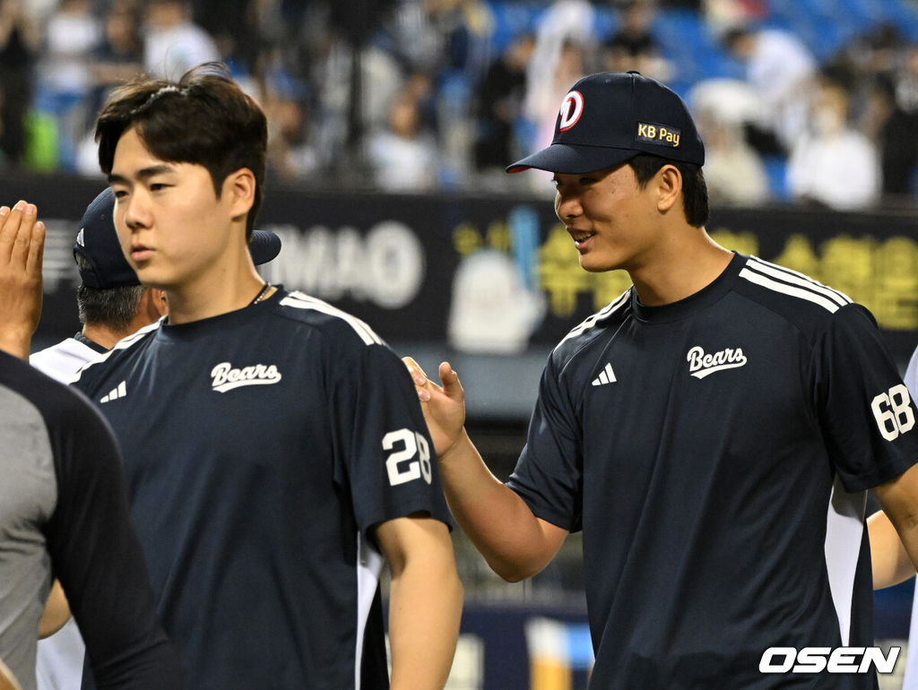 19일 서울 잠실야구장에서 2026 신한 SOL KBO리그 두산 베어스와 NC 다이노스의 경기가 열렸다.이날 두산은 최민석, NC는 테일러를 선발로 내세웠다.경기 종료 후 두산 최민석이 김원형 감독과 승리의 기쁨을 나누고 있다. 2026.05.19 /sunday@osen.co.kr