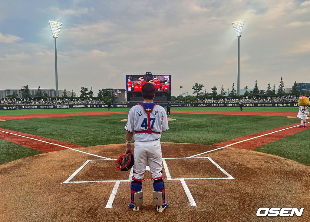 19일 포항야구장에서 2026 신한 SOL KBO 리그 삼성 라이온즈와 KT 위즈의 경기가 열렸다. 홈팀 삼성은 원태인이, 방문팀 KT는 보쉴리가 선발 출전했다. 삼성 라이온즈 강민호가 경기 시작을 기다리고 있다. 2026.05.19 / foto0307@osen.co.kr