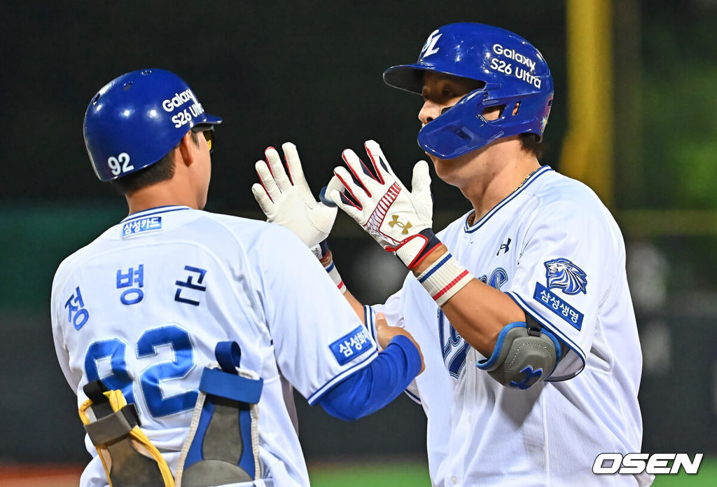 19일 포항야구장에서 2026 신한 SOL KBO 리그 삼성 라이온즈와 KT 위즈의 경기가 열렸다. 홈팀 삼성은 원태인이, 방문팀 KT는 보쉴리가 선발 출전했다. 삼성 라이온즈 강민호가 7회말 무사 1,3루 중견수 앞 1타점 안타를 치고 세리머니를 하고 있다. 2026.05.19 / foto0307@osen.co.kr
