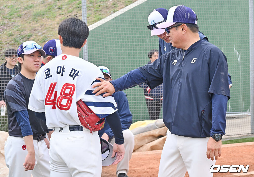 프로야구 롯데 자이언츠가 1일(한국시간) 대만 타이난 아시아-태평양 국제야구센터에 스프링캠프를 차리고 구슬땀을 흘렸다.김태형 감독 등 코치진과 투수 20명, 포수 5명, 내야수 9명, 외야수 7명 등 총 41명의 선수단이 1월 20일까지 1차 캠프에서 체력 강화와 기술 훈련을 치른 뒤 21일부터 3월 5일까지 일본 미야자키로 옮겨 2차 캠프에서 구춘리그에 참가해 실전 감각을 점검한다.롯데 김태형 감독이 불펜투구를 마친 쿄야마 투수와 얘기하고 있다. 2026.02.01 / foto0307@osen.co.kr