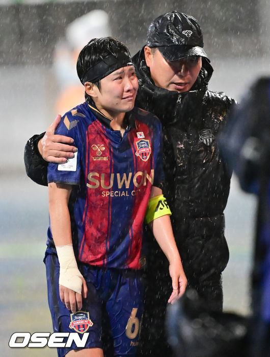 [OSEN=수원, 박준형 기자]한국에서 처음으로 열린 남북 여자 축구 클럽 간 대결에서 수원FC위민이 북한 내고향여자축구단에 역전패를 당했다.수원FC 위민은 20일 수원종합운동장에서 열린 2025-2026시즌 아시아축구연맹(AFC) 여자 챔피언스리그(AWCL) 4강전에서 북한 평양 내고향여자축구단과 경기에서 1-2로 패배했다.경기종료 후 수원FC 위민 지소연이 눈물을 보이고 있다.  2026.05.20 /soul1014@osen.co.kr