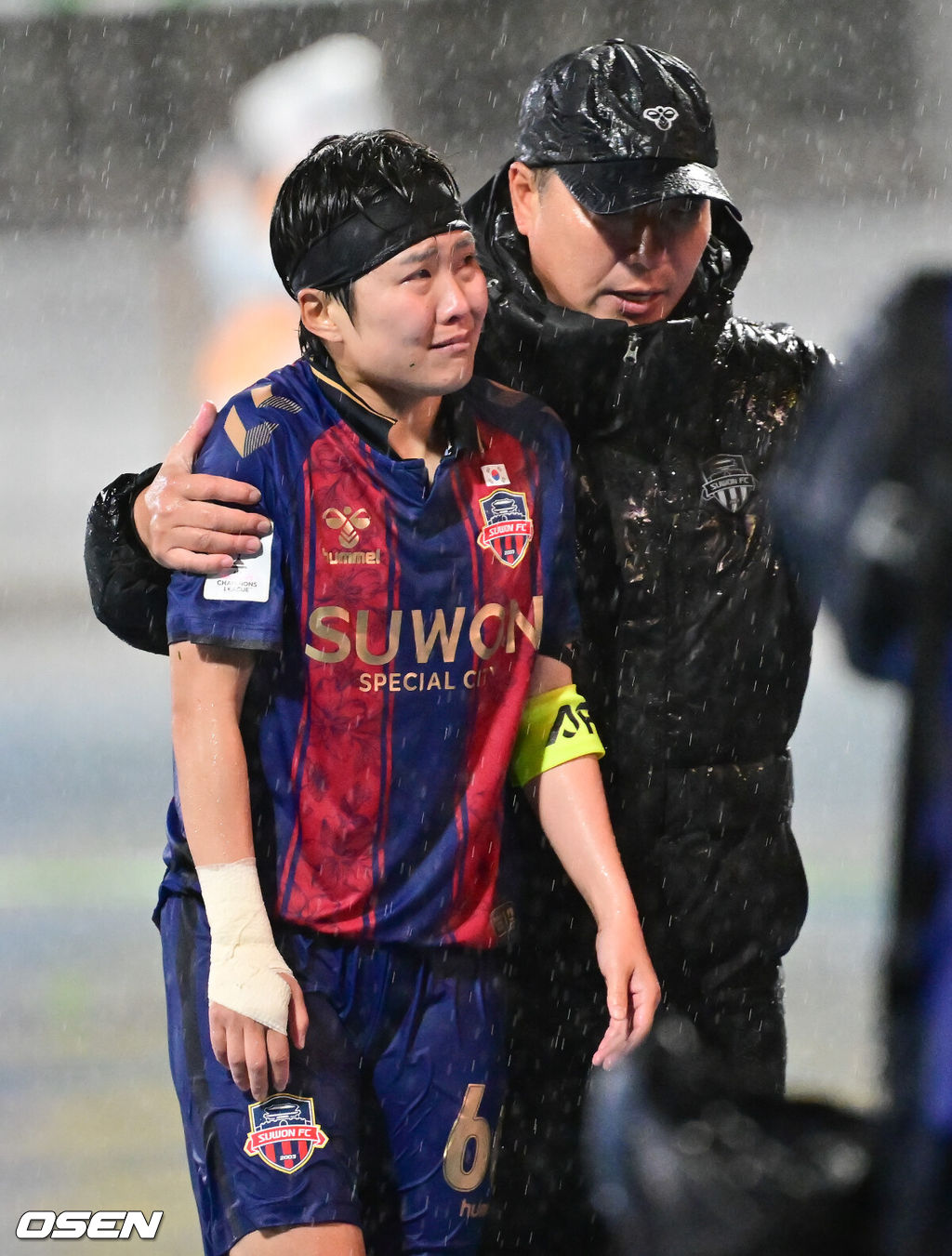 한국에서 처음으로 열린 남북 여자 축구 클럽 간 대결에서 수원FC위민이 북한 내고향여자축구단에 역전패를 당했다.수원FC 위민은 20일 수원종합운동장에서 열린 2025-2026시즌 아시아축구연맹(AFC) 여자 챔피언스리그(AWCL) 4강전에서 북한 평양 내고향여자축구단과 경기에서 1-2로 패배했다.경기종료 후 수원FC 위민 지소연이 눈물을 보이고 있다.  2026.05.20 /soul1014@osen.co.kr