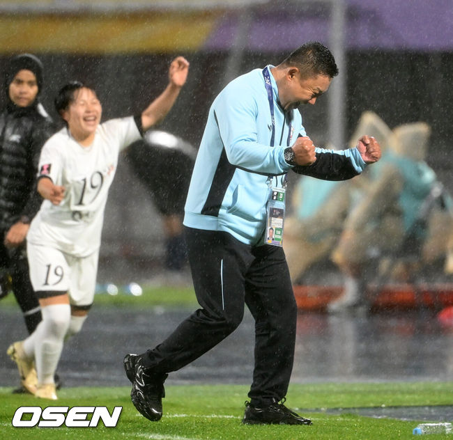 [OSEN=수원, 이대선 기자] 수원FC 위민은 20일 수원종합운동장에서 열린 2025-2026시즌 아시아축구연맹(AFC) 여자 챔피언스리그(AWCL) 4강전에서 북한 평양 내고향여자축구단과 경기에서 1-2로 패배했다.경기 종료 후 내고향여자축구단 리유일 감독이 환호하고 있다. 2026.05.20 /sunday@osen.co.kr