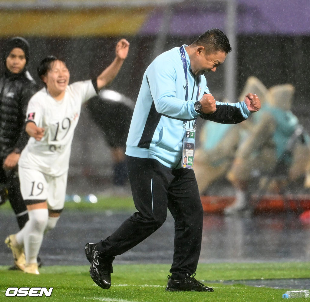 수원FC 위민은 20일 수원종합운동장에서 열린 2025-2026시즌 아시아축구연맹(AFC) 여자 챔피언스리그(AWCL) 4강전에서 북한 평양 내고향여자축구단과 경기에서 1-2로 패배했다.경기 종료 후 내고향여자축구단 리유일 감독이 환호하고 있다. 2026.05.20 /sunday@osen.co.kr