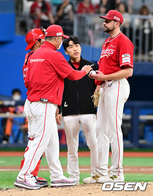 [OSEN=고척, 지형준 기자] 20일 서울 고척 스카이돔에서 2026 신한 SOL KBO리그 키움 히어로즈와 SSG 랜더스의 경기가 열렸다. 6회말 1사 1루에서 SSG 베니지아노가 교체되고 있다. 2026.05.20&nbsp;/ jpnews@osen.co.kr