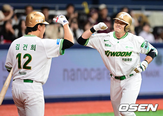 [OSEN=고척, 지형준 기자] 20일 서울 고척 스카이돔에서 2026 신한 SOL KBO리그 키움 히어로즈와 SSG 랜더스의 경기가 열렸다. 3회말 2사에서 키움 이형종이 좌월 솔로포를 날리며 김건희와 기뻐하고 있다. 2026.05.20&nbsp;/ jpnews@osen.co.kr