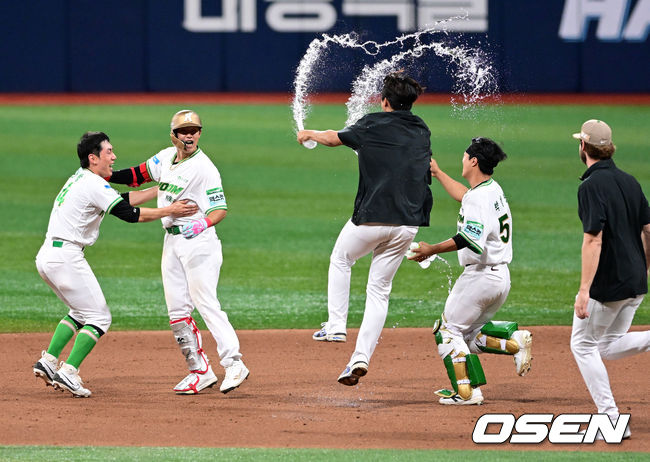 [OSEN=고척, 지형준 기자] 20일 서울 고척 스카이돔에서 2026 신한 SOL KBO리그 키움 히어로즈와 SSG 랜더스의 경기가 열렸다. 키움 김웅빈이 끝내기 안타를 날리며 동료선수들과 기뻐하고 있다. 2026.05.20&nbsp;/ jpnews@osen.co.kr