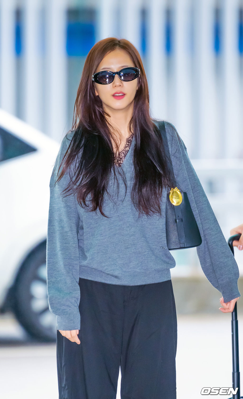 블랙핑크(BLACKPINK) 지수가 21일 인천국제공항을 통해 출국했다.이날 블랙핑크 지수는 해외 일정 차 홍콩으로 출국했다.지수가 출국장으로 항하며 팬과 취재진을 향해 포즈를 취하고 있다. 2026.05.21 / rumi@osen.co.kr