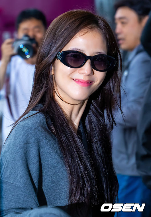 [OSEN=인천공항, 민경훈 기자] 블랙핑크(BLACKPINK) 지수가 21일 인천국제공항을 통해 출국했다.이날 블랙핑크 지수는 해외 일정 차 홍콩으로 출국했다.지수가 출국장으로 항하며 팬과 취재진을 향해 포즈를 취하고 있다. 2026.05.21 / rumi@osen.co.kr