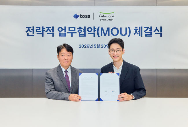 오규인 토스 부사장(오른쪽)과 김경순 풀무원푸드앤컬처 부사장이 협약식을 갖고 있다.  