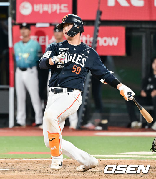 [OSEN=수원, 박준형 기자] 15일 오후 수원KT위즈파크에서 2026 신한 SOL KBO 리그 KT 위즈와 한화 이글스의 경기가 진행됐다.이날 경기에서 KT는 고영표를, 한화는 왕옌청을 선발투수로 내세웠다.5회초 한화 선두타자 허인서가 안타를 날리고 있다.    2026.05.15 / soul1014@osen.co.kr