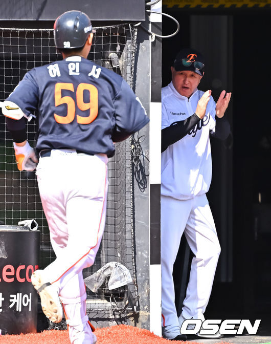 [OSEN=수원, 박준형 기자] 16일 오후 수원KT위즈파크에서 2026 신한 SOL KBO 리그 KT 위즈와 한화 이글스의 경기가 진행됐다.이날 경기에서 KT는 배제성을, 한화는 화이트를 선발투수로 내세웠다.5회초 1사 1,2루 한화 허인서가 3점 홈런을 날리고 김경문 감독의 축하를 받고 있다.     2026.05.16 / soul1014@osen.co.kr