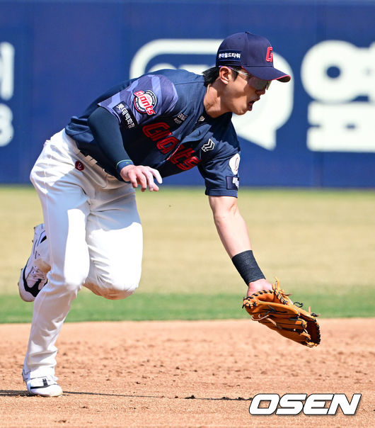 [OSEN=대구, 조은정 기자] 28일 대구삼성라이온즈파크에서 ‘2026 신한 SOL KBO 리그’ 삼성 라이온즈와 롯데 자이언츠의 개막전이 열렸다.개막전 선발 투수로 삼성은 후라도를 롯데는 로드리게스를 내세웠다.3회말 2사에서 롯데 유격수 전민재가 삼성 김성윤이 내야안타 때 타구를 포구하고 있다. 2026.03.28 /cej@osen.co.kr