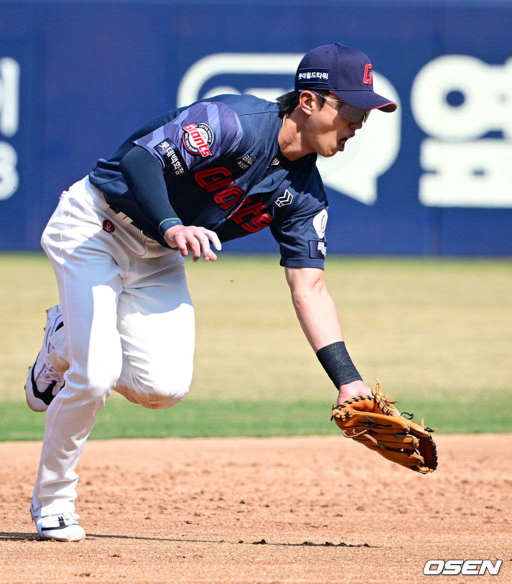 28일 대구삼성라이온즈파크에서 ‘2026 신한 SOL KBO 리그’ 삼성 라이온즈와 롯데 자이언츠의 개막전이 열렸다.개막전 선발 투수로 삼성은 후라도를 롯데는 로드리게스를 내세웠다.3회말 2사에서 롯데 유격수 전민재가 삼성 김성윤이 내야안타 때 타구를 포구하고 있다. 2026.03.28 /cej@osen.co.kr