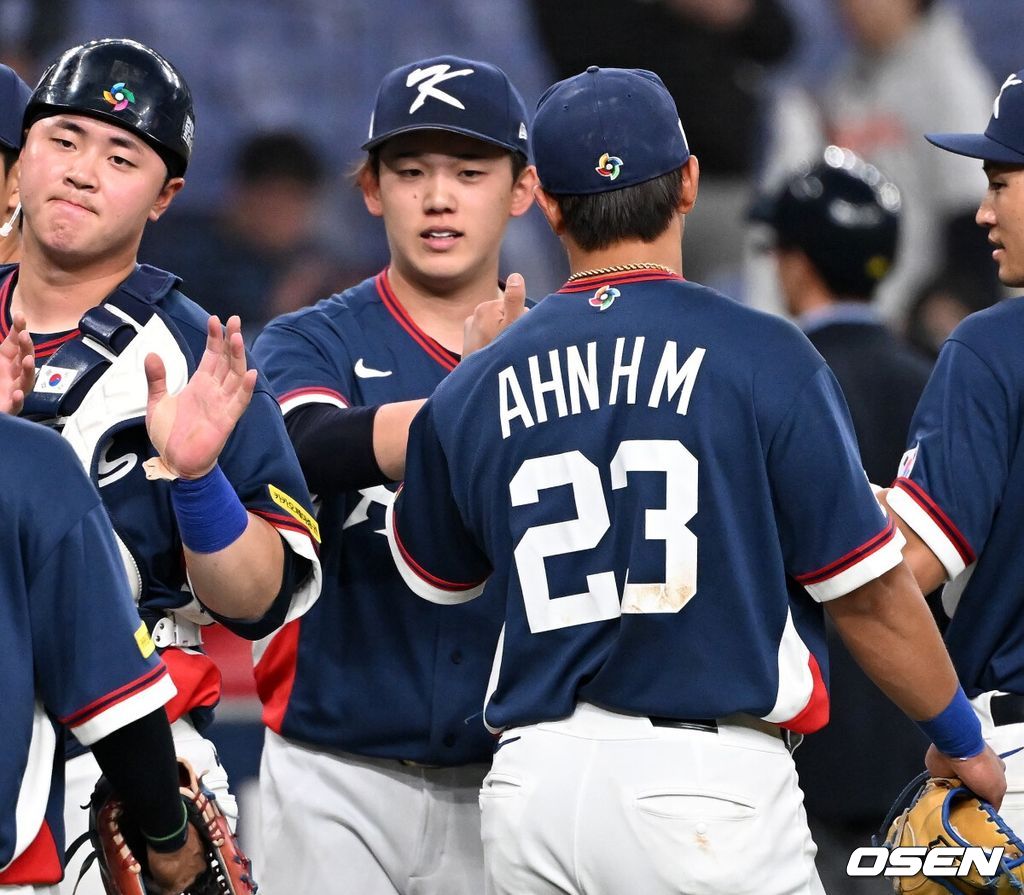 한국 WBC 대표팀은 3일 일본 오사카 교세라돔에서 열린 오릭스 버팔로스와 2026 WBC 공식 평가전에서 8-5로 승리를 거뒀다. 9회말 한국 대표팀 유니폼을 입고 마운드에 오른 고바야시 타츠토가 승리의 기쁨을 나누고 있다. 2026.03.03 /spjj@osen.co.kr