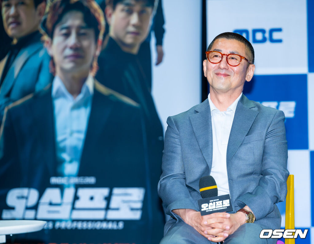 21일 오후 서울 마포구 상암동 상암동MBC신사옥방송센터 골든마우스홀에서 MBC 새 금토드라마 ‘오십프로’ 제작발표회가 열렸다.'오십프로'는 평범해 보여도 끗발 좀 날리던 세 남자가 운명에 의해 다시 움직이게 되는 이야기를 그린 작품이다. 특히 베테랑 연기자 신하균, 오정세, 허성태의 조합이 기대를 모은다. 한동화 감독이 미소 짓고 있다. 2026.05.21 / rumi@osen.co.kr