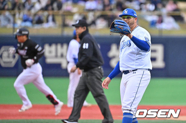 [OSEN=포항, 이석우 기자] 21일 포항야구장에서 2026 신한 SOL KBO 리그 삼성 라이온즈와 KT 위즈의 경기가 열렸다. 홈팀 삼성은 후라도가, 방문팀 KT는 오원석이 선발 출전했다. 삼성 라이온즈 후라도가 1회초 2사 KT 위즈 김현수에게 우월 솔로 홈런을 맞고 아쉬워하고 있다. 2026.05.21 / foto0307@osen.co.kr