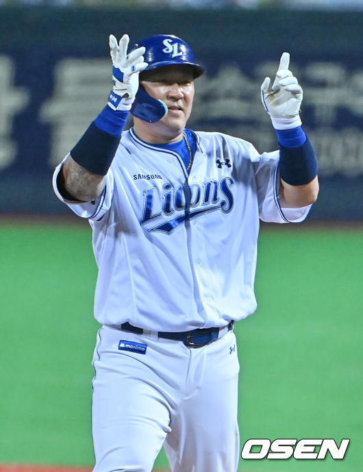 [OSEN=포항, 이석우 기자] 21일 포항야구장에서 2026 신한 SOL KBO 리그 삼성 라이온즈와 KT 위즈의 경기가 열렸다. 홈팀 삼성은 후라도가, 방문팀 KT는 오원석이 선발 출전했다. 삼성 라이온즈 최형우가 8회말 1사 1,2루 우익수 오른쪽 1타점 안타를 치고 세리머니를 하고 있다. 2026.05.21 / foto0307@osen.co.kr