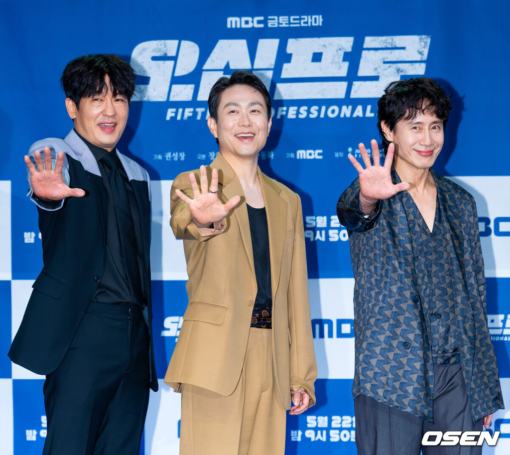 21일 오후 서울 마포구 상암동 상암동MBC신사옥방송센터 골든마우스홀에서 MBC 새 금토드라마 ‘오십프로’ 제작발표회가 열렸다.'오십프로'는 평범해 보여도 끗발 좀 날리던 세 남자가 운명에 의해 다시 움직이게 되는 이야기를 그린 작품이다. 특히 베테랑 연기자 신하균, 오정세, 허성태의 조합이 기대를 모은다. 배우 허성태, 오정세, 신하균이 포토타임을 가지고 있다. 2026.05.21 / rumi@osen.co.kr