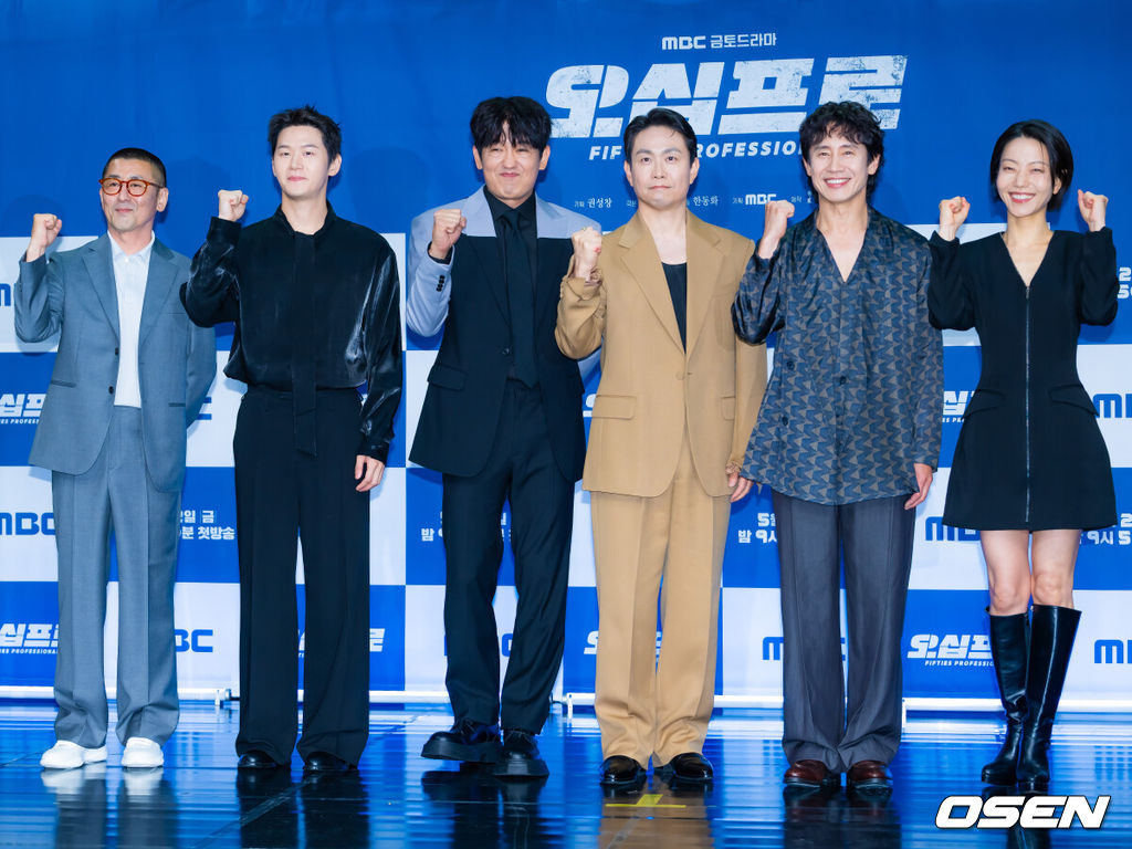 21일 오후 서울 마포구 상암동 상암동MBC신사옥방송센터 골든마우스홀에서 MBC 새 금토드라마 ‘오십프로’ 제작발표회가 열렸다.'오십프로'는 평범해 보여도 끗발 좀 날리던 세 남자가 운명에 의해 다시 움직이게 되는 이야기를 그린 작품이다. 특히 베테랑 연기자 신하균, 오정세, 허성태의 조합이 기대를 모은다. 한동화 감독, 이학주, 허성태, 오정세, 신하균, 김신록이 포토타임을 가지고 있다. 2026.05.21 / rumi@osen.co.kr