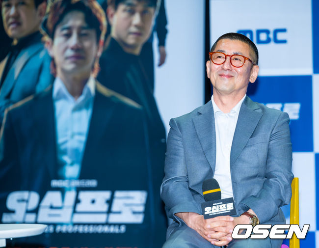 [OSEN=민경훈 기자] 21일 오후 서울 마포구 상암동 상암동MBC신사옥방송센터 골든마우스홀에서 MBC 새 금토드라마 ‘오십프로’ 제작발표회가 열렸다.'오십프로'는&nbsp;평범해 보여도 끗발 좀 날리던 세 남자가 운명에 의해 다시 움직이게 되는 이야기를 그린 작품이다. 특히 베테랑 연기자 신하균, 오정세, 허성태의 조합이 기대를 모은다.&nbsp;한동화 감독이 미소 짓고 있다. 2026.05.21 / rumi@osen.co.kr