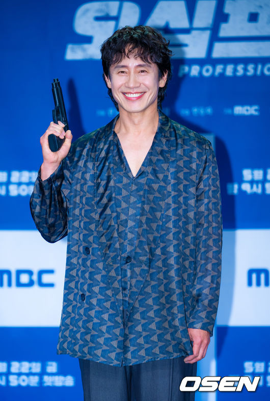 [OSEN=민경훈 기자] 21일 오후 서울 마포구 상암동 상암동MBC신사옥방송센터 골든마우스홀에서 MBC 새 금토드라마 ‘오십프로’ 제작발표회가 열렸다.'오십프로'는&nbsp;평범해 보여도 끗발 좀 날리던 세 남자가 운명에 의해 다시 움직이게 되는 이야기를 그린 작품이다. 특히 베테랑 연기자 신하균, 오정세, 허성태의 조합이 기대를 모은다.&nbsp;배우 신하균이 포토타임을 가지고 있다. 2026.02.19 / rumi@osen.co.kr