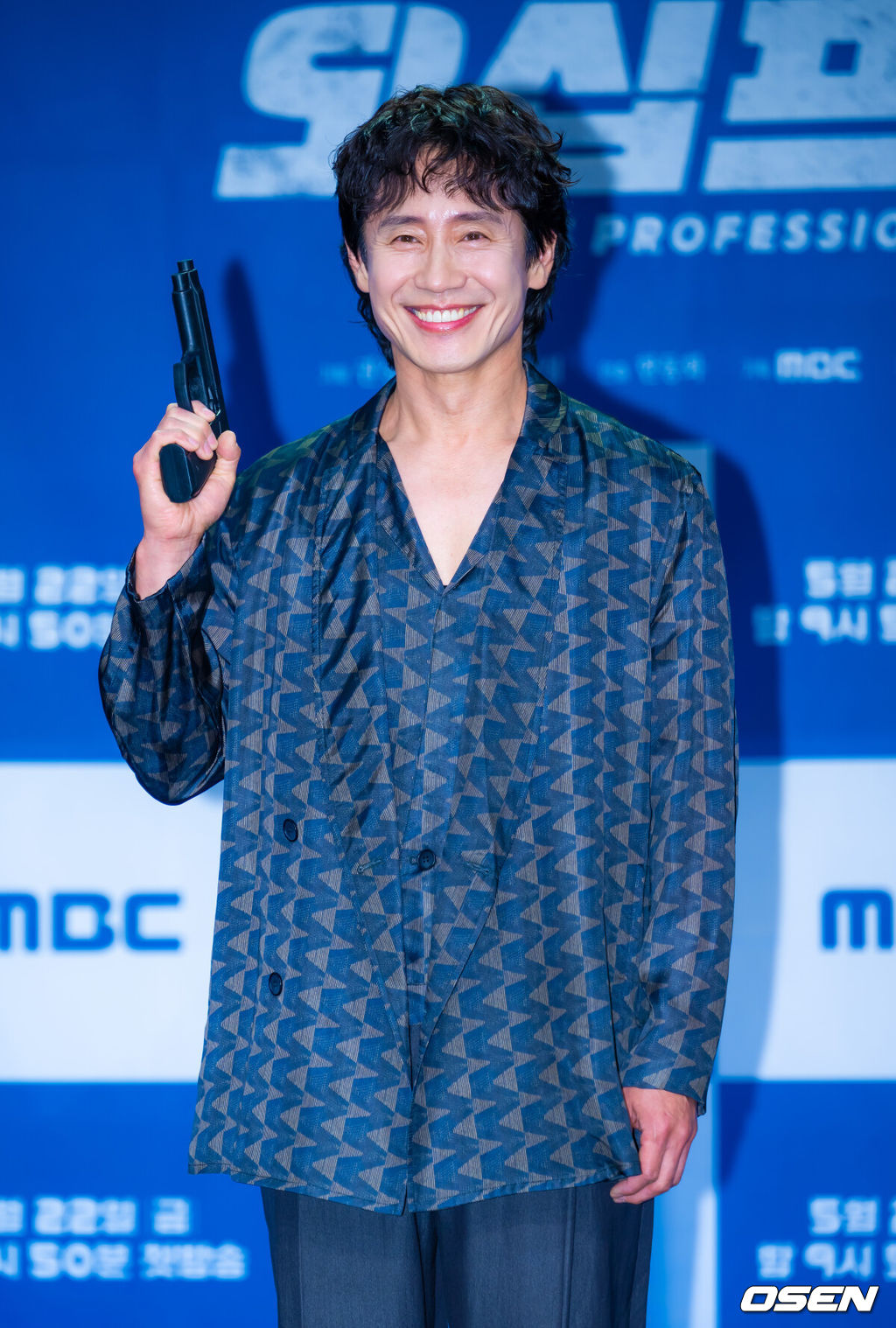 21일 오후 서울 마포구 상암동 상암동MBC신사옥방송센터 골든마우스홀에서 MBC 새 금토드라마 ‘오십프로’ 제작발표회가 열렸다.'오십프로'는 평범해 보여도 끗발 좀 날리던 세 남자가 운명에 의해 다시 움직이게 되는 이야기를 그린 작품이다. 특히 베테랑 연기자 신하균, 오정세, 허성태의 조합이 기대를 모은다. 배우 신하균이 포토타임을 가지고 있다. 2026.02.19 / rumi@osen.co.kr