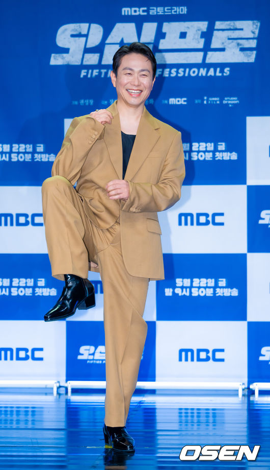 [OSEN=민경훈 기자] 21일 오후 서울 마포구 상암동 상암동MBC신사옥방송센터 골든마우스홀에서 MBC 새 금토드라마 ‘오십프로’ 제작발표회가 열렸다.'오십프로'는&nbsp;평범해 보여도 끗발 좀 날리던 세 남자가 운명에 의해 다시 움직이게 되는 이야기를 그린 작품이다. 특히 베테랑 연기자 신하균, 오정세, 허성태의 조합이 기대를 모은다.&nbsp;배우 오정세가 포토타임을 가지고 있다. 2026.02.19 / rumi@osen.co.kr
