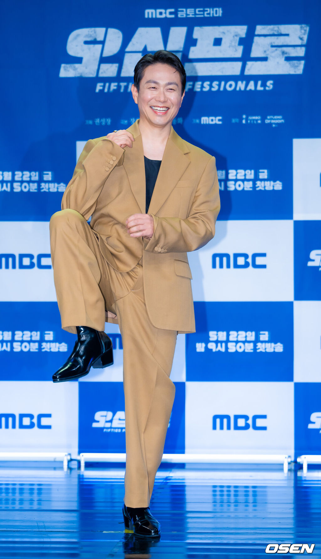 21일 오후 서울 마포구 상암동 상암동MBC신사옥방송센터 골든마우스홀에서 MBC 새 금토드라마 ‘오십프로’ 제작발표회가 열렸다.'오십프로'는 평범해 보여도 끗발 좀 날리던 세 남자가 운명에 의해 다시 움직이게 되는 이야기를 그린 작품이다. 특히 베테랑 연기자 신하균, 오정세, 허성태의 조합이 기대를 모은다. 배우 오정세가 포토타임을 가지고 있다. 2026.02.19 / rumi@osen.co.kr