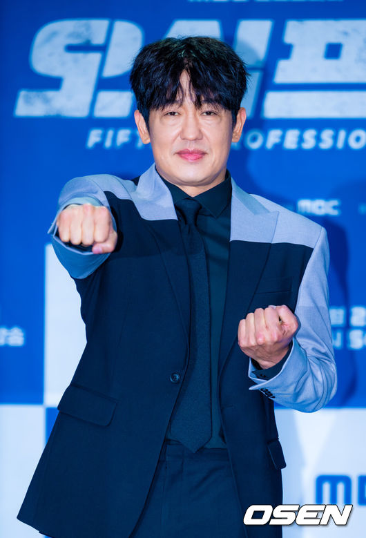 [OSEN=민경훈 기자] 21일 오후 서울 마포구 상암동 상암동MBC신사옥방송센터 골든마우스홀에서 MBC 새 금토드라마 ‘오십프로’ 제작발표회가 열렸다.'오십프로'는&nbsp;평범해 보여도 끗발 좀 날리던 세 남자가 운명에 의해 다시 움직이게 되는 이야기를 그린 작품이다. 특히 베테랑 연기자 신하균, 오정세, 허성태의 조합이 기대를 모은다.&nbsp;배우 허성태가 포토타임을 가지고 있다. 2026.02.19 / rumi@osen.co.kr