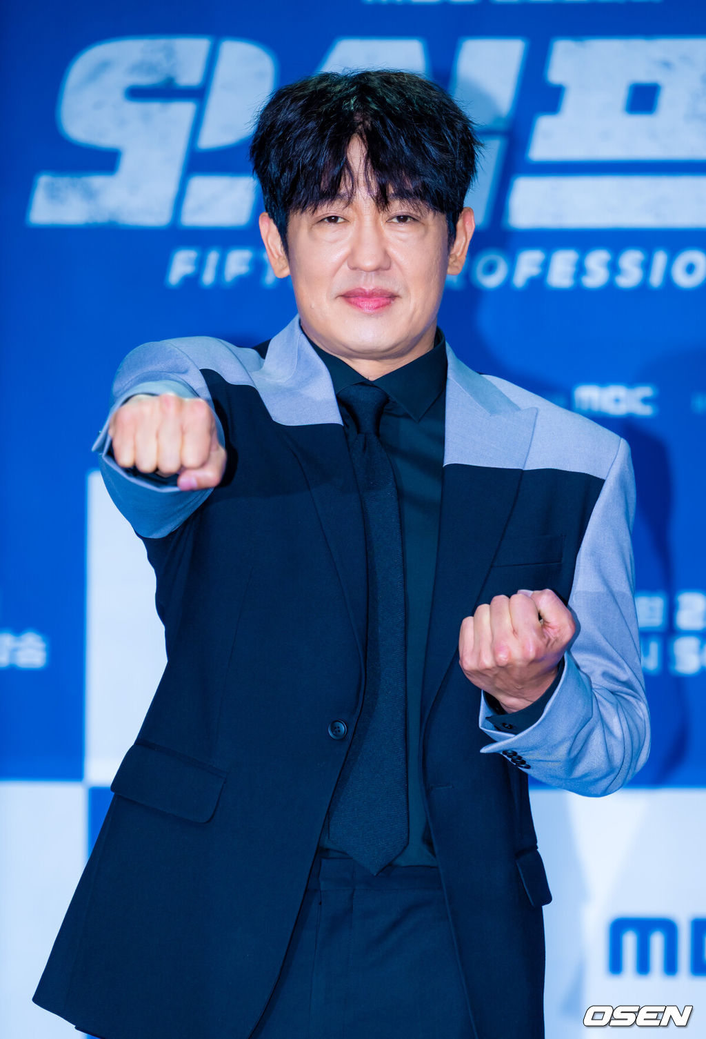 21일 오후 서울 마포구 상암동 상암동MBC신사옥방송센터 골든마우스홀에서 MBC 새 금토드라마 ‘오십프로’ 제작발표회가 열렸다.'오십프로'는 평범해 보여도 끗발 좀 날리던 세 남자가 운명에 의해 다시 움직이게 되는 이야기를 그린 작품이다. 특히 베테랑 연기자 신하균, 오정세, 허성태의 조합이 기대를 모은다. 배우 허성태가 포토타임을 가지고 있다. 2026.02.19 / rumi@osen.co.kr