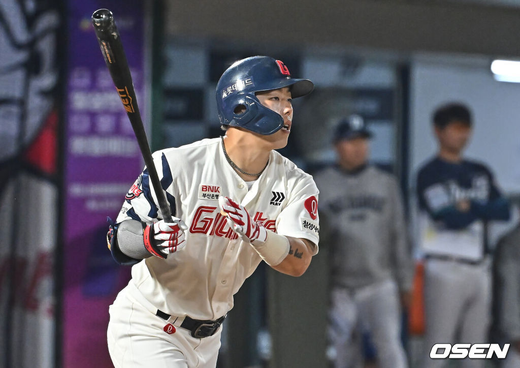 14일 부산 사직야구장에서 2026 신한 SOL KBO 리그 롯데 자이언츠와 NC 다이노스의 경기가 열렸다. 홈팀 롯데는 나균안이, 방문팀 NC는 토다가 선발 출전했다.롯데 자이언츠 고승민이 6회말 1사 3루 우익수 앞 1타점 안타를 치고 있다. 2026.05.14 / foto0307@osen.co.kr